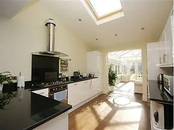 - Reubens Court Apartament *